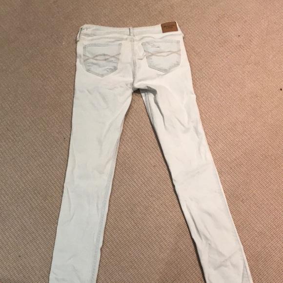 Lightly Distressed Light Wash Abercrombie Jeans - Picture 4 of 4